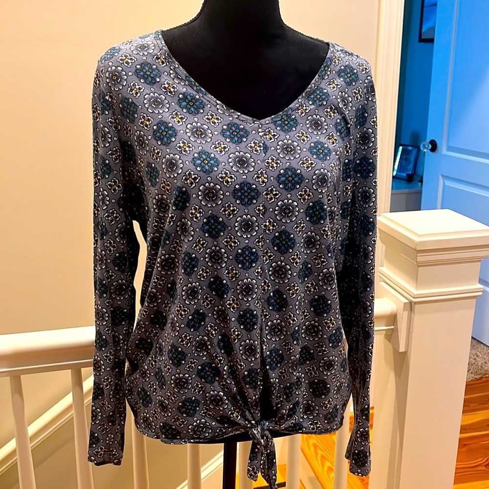 Flattering v-neck with hem tie